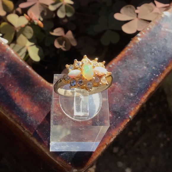 1960's UNCAS Costume Ring, Faux Opals, Clear Rhinestones, Gold Tone. - Picture 1 of 6